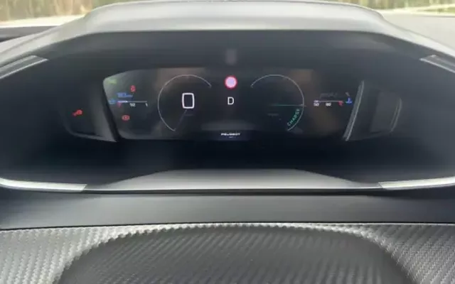 Peugeot 2008 2025 1.2 Hybrid Allure e-DCS6