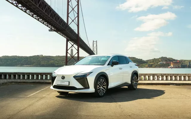 Lexus RZ 450e Premium Monotone c/ mala elétrica