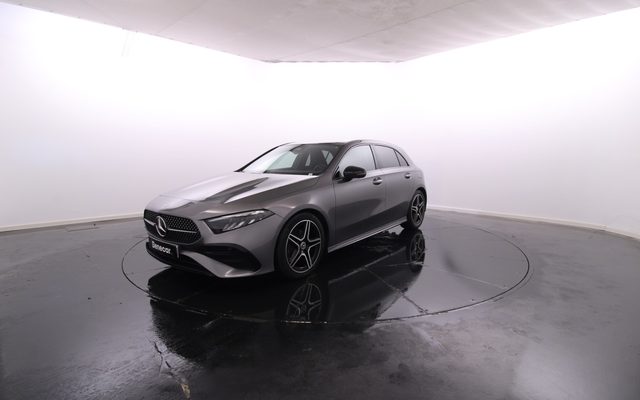 Mercedes-Benz Classe A - 180 d AMG Advanced Plus Cx. Aut. GPS / Vidros Escurecidos / Cam. Traseira / Teto de Abrir Panorâmico / Pack Night / Pack Premium / JLL