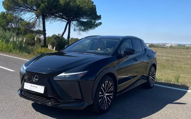 Lexus RZ 450e Premium Monotone c/ mala elétrica