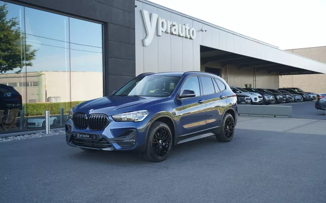 Bmw X1 sDrive18 Full black Leder Verwarmde zetels Navi Elektrische koffer Apple carPlay Parkeersensoren voor en achter Donkere ramen Zelfparkeren perfecte staat!