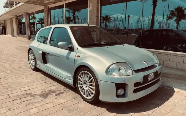 RENAULT Clio Clio 3.0 V6 Renault Sport - 69900€ en Roda de barÁ