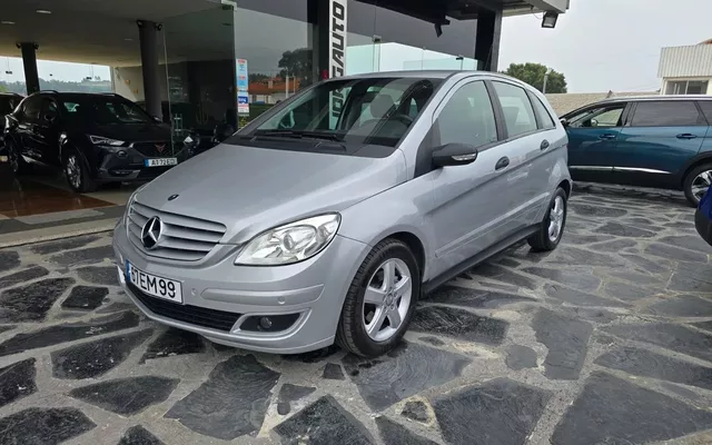 Mercedes-Benz B 180