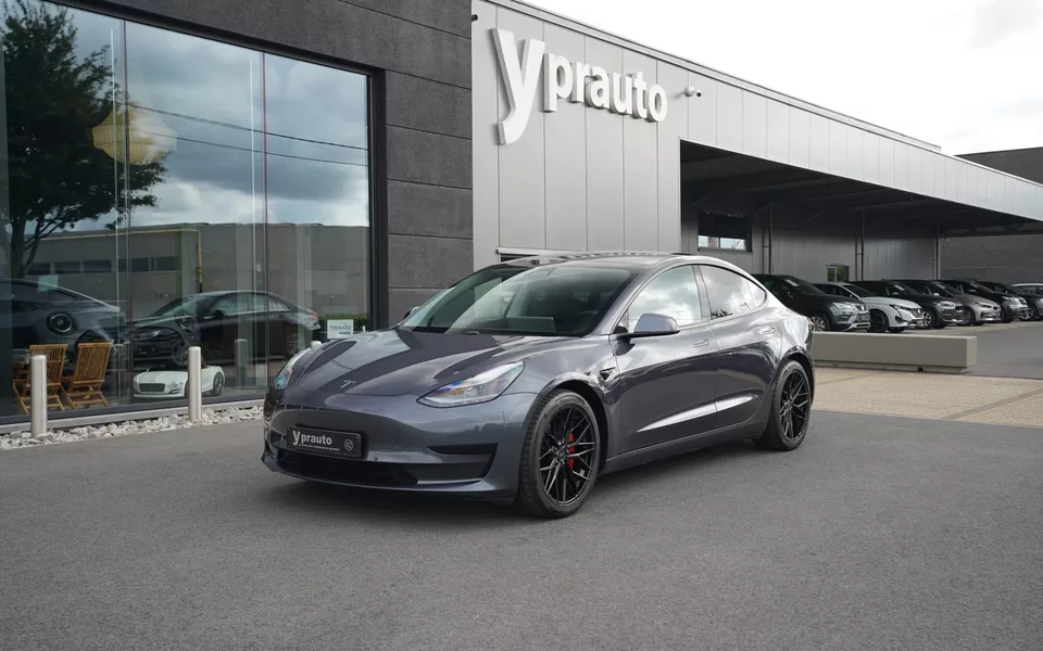 Tesla model 3 Panoramadak Leder ACC Rode Sportremklauwen Verwarmde zetels Privacy Camera 360° DABtuner Apple Carplay Warmtepomp 19″ Alu velgen Parkeersensoren