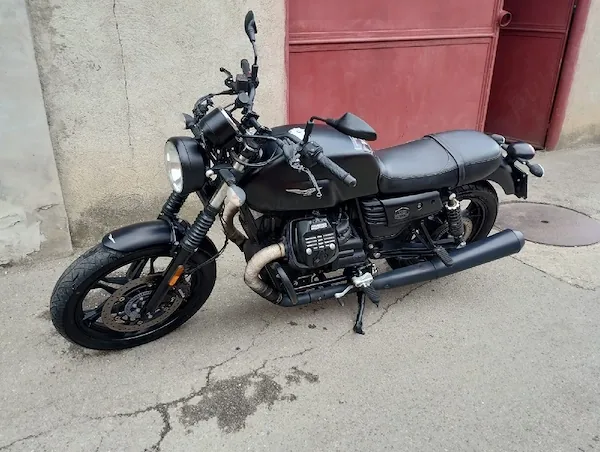 moto Guzzi v7 stone